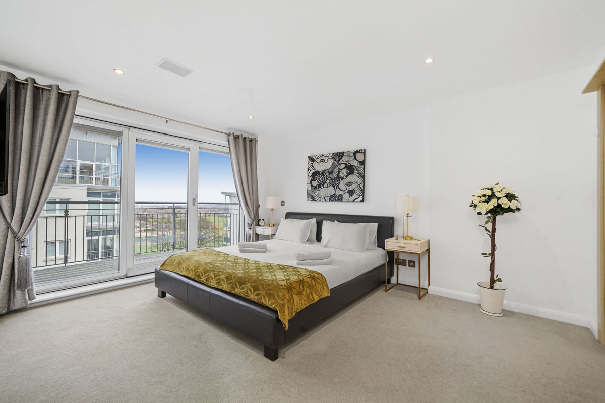 elegant apartment bedroom in aberdeen with a nice view